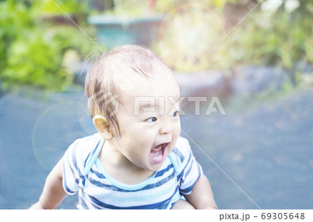 外で大声で叫び大興奮している子供 水遊びしてずぶ濡れの子供 ガオー 外で大声で叫び大興奮している子供 水遊びしてずぶ濡れの子供 ガオー 69305648