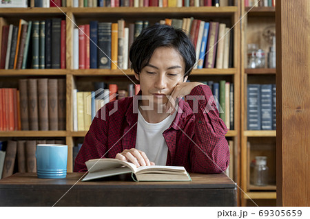 本を読む若い男性 69305659