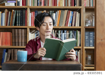 本を読む若い男性 69305991
