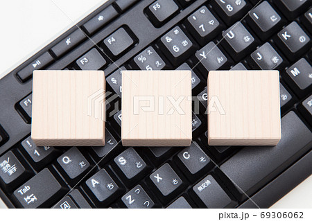 キーボードと四角形のヒノキのブロック　ITイメージ　 69306062