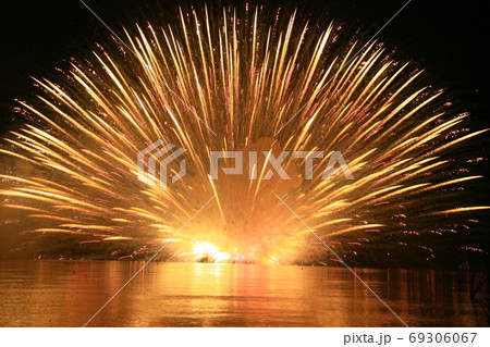 【福井県敦賀市】とうろう流しと大花火大会の水中花火 【福井県敦賀市】とうろう流しと大花火大会の水中花火 69306067