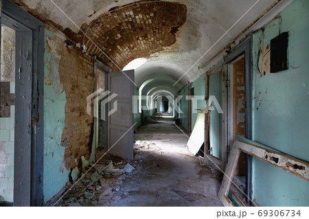 Corridor with open doors in an old abandoned building Corridor with open doors in an old abandoned building 69306734