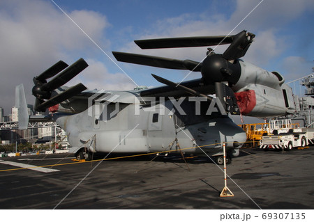強襲揚陸艦上のMV-22オスプレイ（翼を畳んだ状態） 69307135