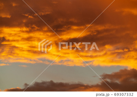 朝焼けに輝く雲　宮城県大河原町 69307332