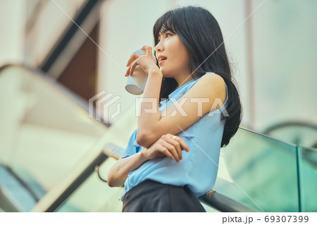 ビジネスウーマン 外勤 休憩 69307399