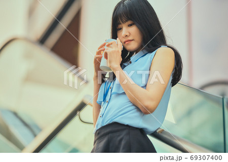 ビジネスウーマン 外勤 休憩 69307400