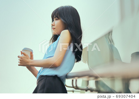 ビジネスウーマン 外勤 休憩 69307404