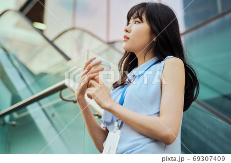 ビジネスウーマン 外勤 休憩 69307409