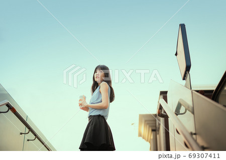 ビジネスウーマン 外勤 休憩 69307411