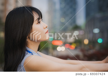 ビジネス ビジネスウーマン 外勤 69307424