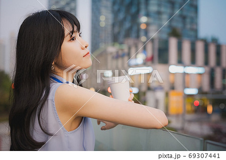 ビジネス ビジネスウーマン 外勤 69307441