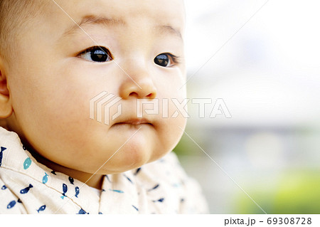 かわいい赤ちゃんのアップの顔とコピースペースの写真素材