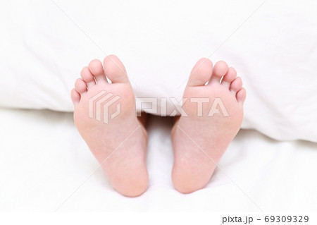ベッドで眠る女の子の素足 69309329