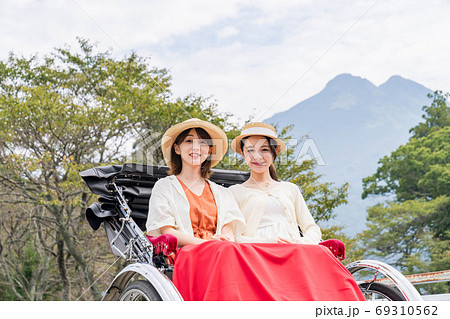 湯布院女子旅で人力車を楽しむ女性と友達 【9月】【撮影協力 人力車のえびす屋】 湯布院女子旅で人力車を楽しむ女性と友達 【9月】【撮影協力 人力車のえびす屋】 69310562