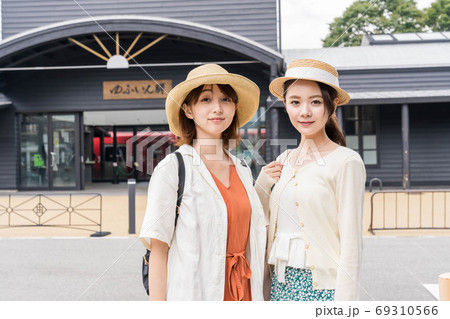 湯布院で女子旅を楽しむ女性と友達 【9月】 湯布院で女子旅を楽しむ女性と友達 【9月】 69310566