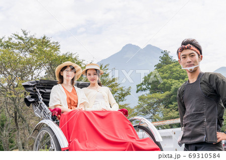湯布院女子旅で人力車を楽しむ女性と友達 【9月】【撮影協力 人力車のえびす屋】 湯布院女子旅で人力車を楽しむ女性と友達 【9月】【撮影協力 人力車のえびす屋】 69310584