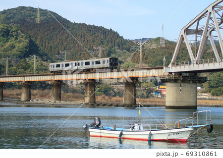 耳川橋梁を渡る817系電車（JR九州） 69310861