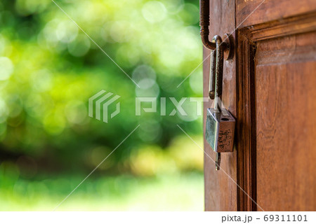 Key and the door to hope and success in the future 69311101
