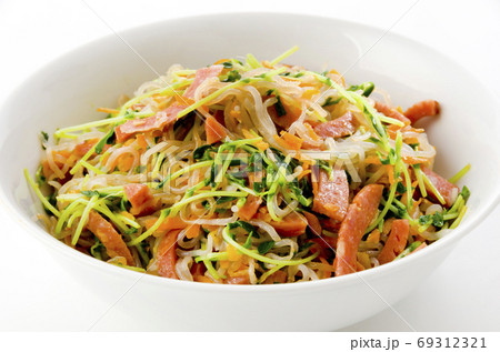 ピリ辛ソーセージと糸蒟蒻の炒め物 69312321