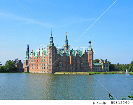 北欧の湖に立つフレデリクスボー城 ヒレレズ デンマークの写真素材