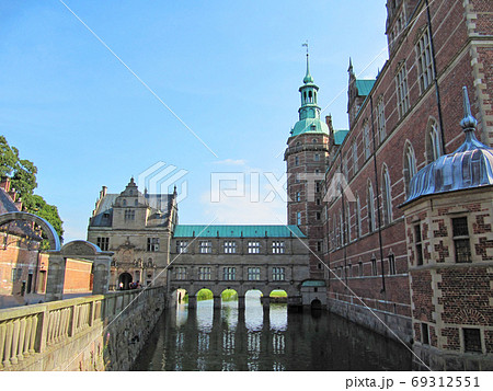 緑の屋根と赤いレンガの北欧の城 フレデリクスボー城 ヒレレズ デンマークの写真素材