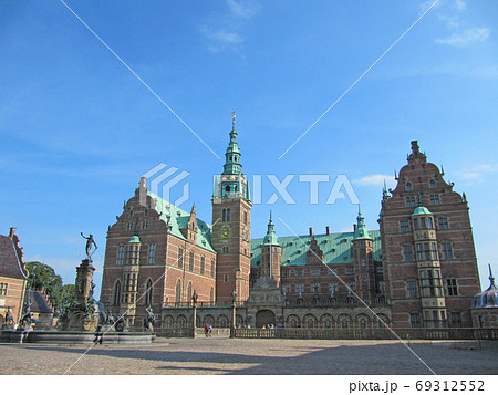 緑の屋根と赤いレンガの北欧の城,フレデリクスボー城, ヒレレズ, デンマーク 69312552