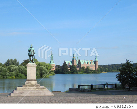 湖に立つ北欧の城と銅像,フレデリクスボー城, ヒレレズ, デンマーク 69312557