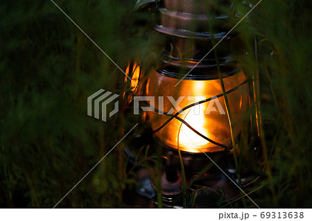 草むらの中で照らすカンテラ 草むらの中で照らすカンテラ 69313638