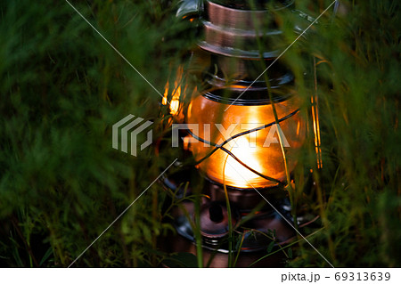 草むらの中で照らすカンテラ 69313639