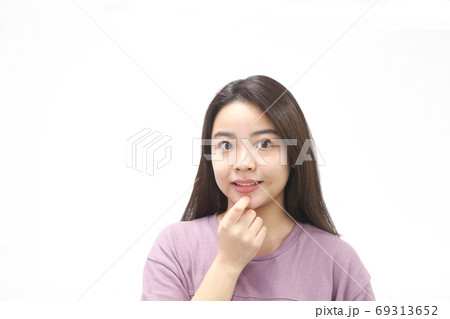 カメラ目線の女性頬杖 69313652
