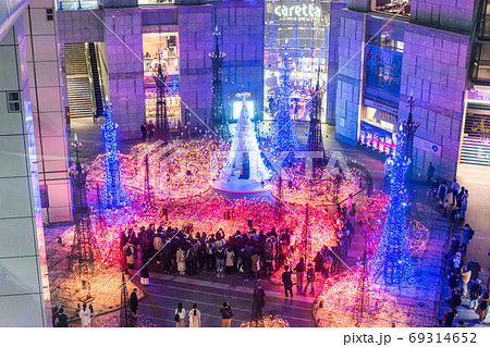 Illuminations light up at at Caretta shopping mall in Shiodome district, Odaiba area. 69314652