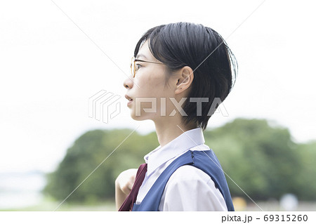 空を見上げる女子高生 69315260