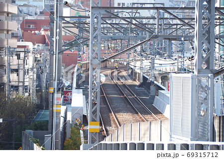 東京にある東急目黒線において目黒駅と不動前駅の間の路線風景 東京にある東急目黒線において目黒駅と不動前駅の間の路線風景 69315712
