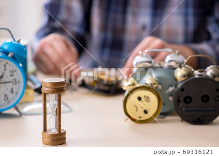 Young male watchmaker working in the workshop 69316121