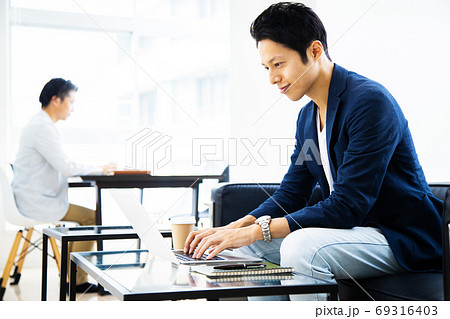 パソコンを操作する男性会社員 69316403