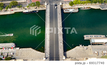 パリ セーヌ川 空撮 イエナ橋 69317740