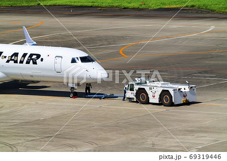 空港の風景　トーイングトラクターと飛行機　宮城県名取市 69319446