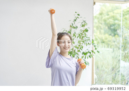 エクササイズする女性 69319952