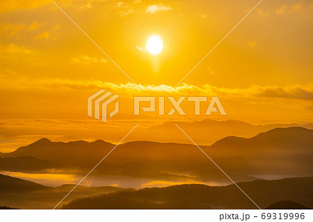 山間部からの日の出　【長野県】 69319996