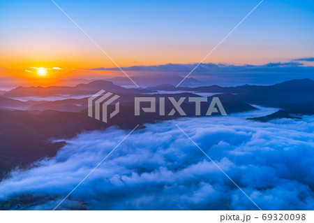 山間部からの日の出　【長野県】 69320098