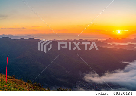 山間部からの日の出 【長野県】 山間部からの日の出 【長野県】 69320131