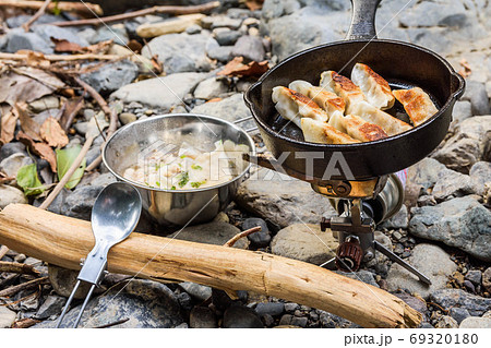 アウトドア料理　焼き餃子とスープ餃子 69320180