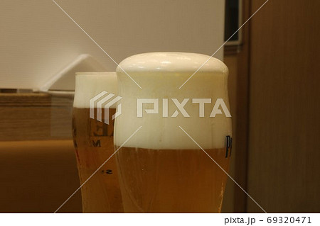 コップに注がれたビール 69320471