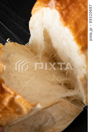 食パンを半分にちぎる 69320697