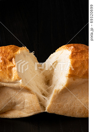 食パンを半分にちぎる 69320699