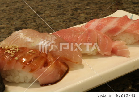 お寿司にぎり盛り合わせマグロ尽くし お寿司にぎり盛り合わせマグロ尽くし 69320741