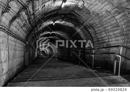 筒石駅:ホームと地上を繋ぐ階段(モノクロ) 筒石駅:ホームと地上を繋ぐ階段(モノクロ) 69320829
