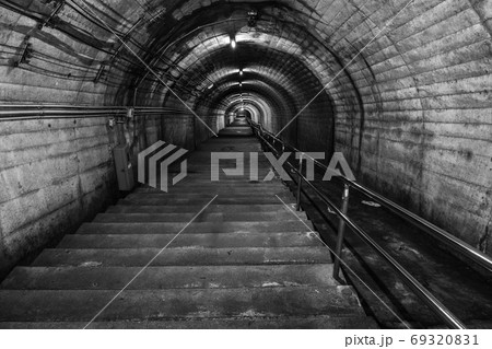 筒石駅:ホームと地上を繋ぐ階段(モノクロ) 筒石駅:ホームと地上を繋ぐ階段(モノクロ) 69320831
