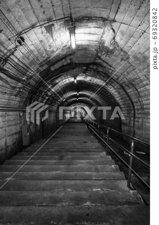 筒石駅：ホームと地上を繋ぐ階段（モノクロ） 69320842