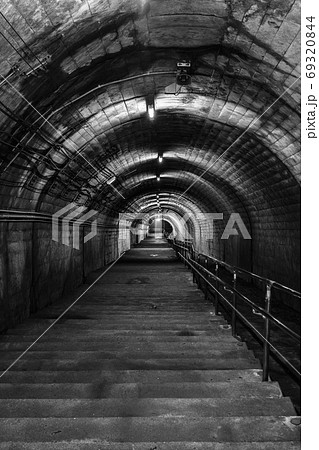 筒石駅：ホームと地上を繋ぐ階段（モノクロ） 69320844